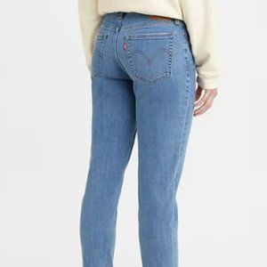 Levis Women's Boyfriend mid-rise cropped jeans, medium wash, size 30x27